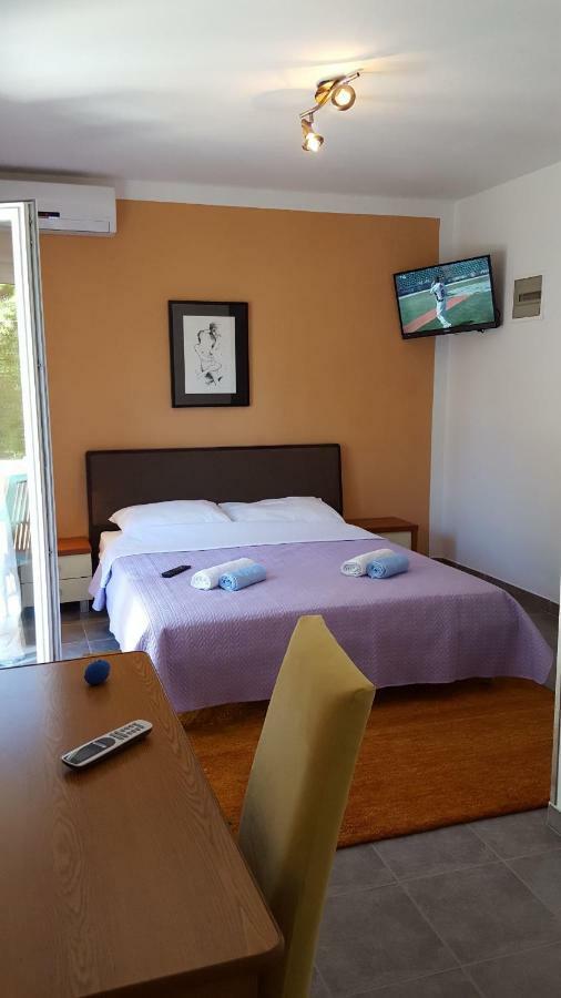 Pansion Kaleb Bed & Breakfast Brbinj Екстериор снимка